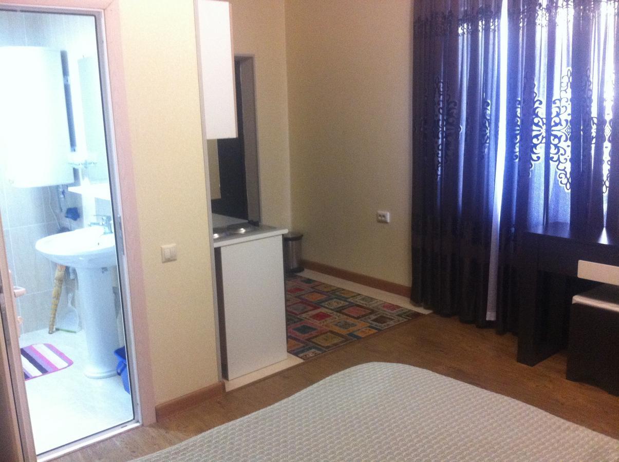 Vacation Home On Krasnomayakskaya 36 Sukhumi Eksteriør billede